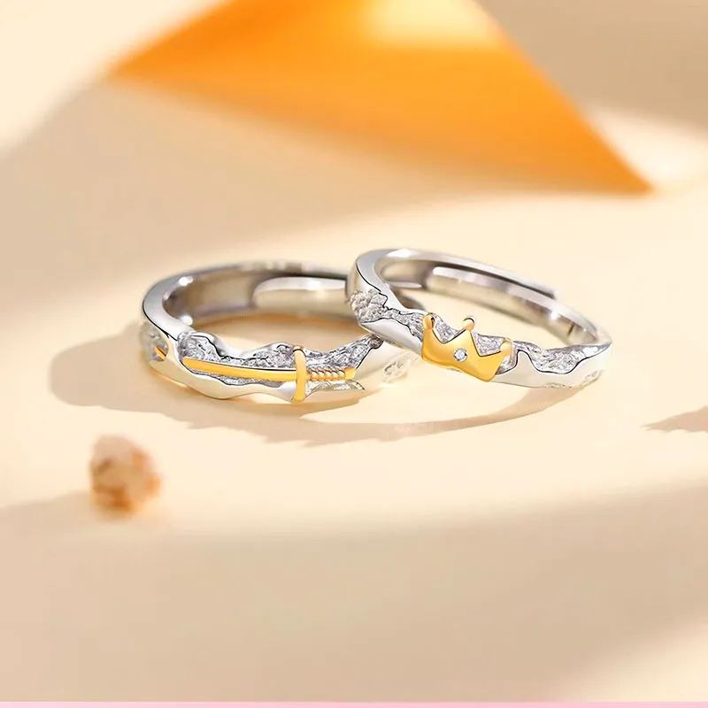 Un amor de leyenda Anillos de pareja en plata 925, inspirados en la espada del caballero y la corona de su amada."