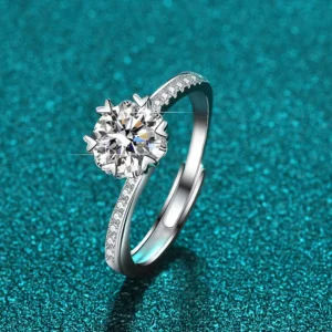 Anillo Solitario Ajustable "Amor Radiante" con Engarce de Corazones