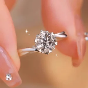 Anillo de Compromiso Ajustable en Plata con Zirconia y Garras de Corazón